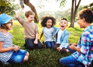 7 dicas práticas para ajudar a desenvolver habilidades sociais em crianças