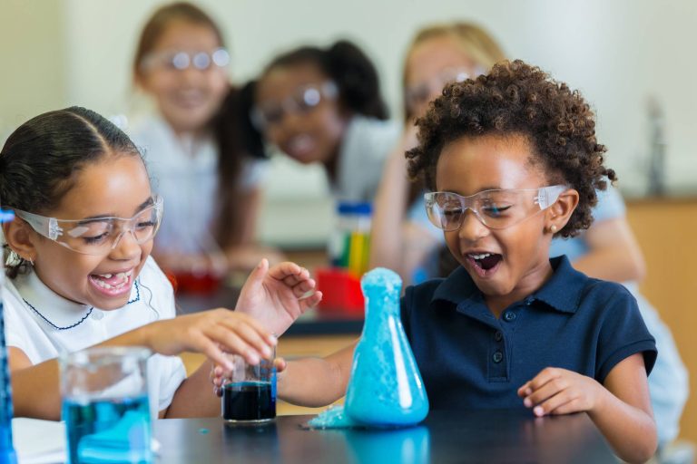 Veja 8 motivos para estimular seu filho a aprender na prática
