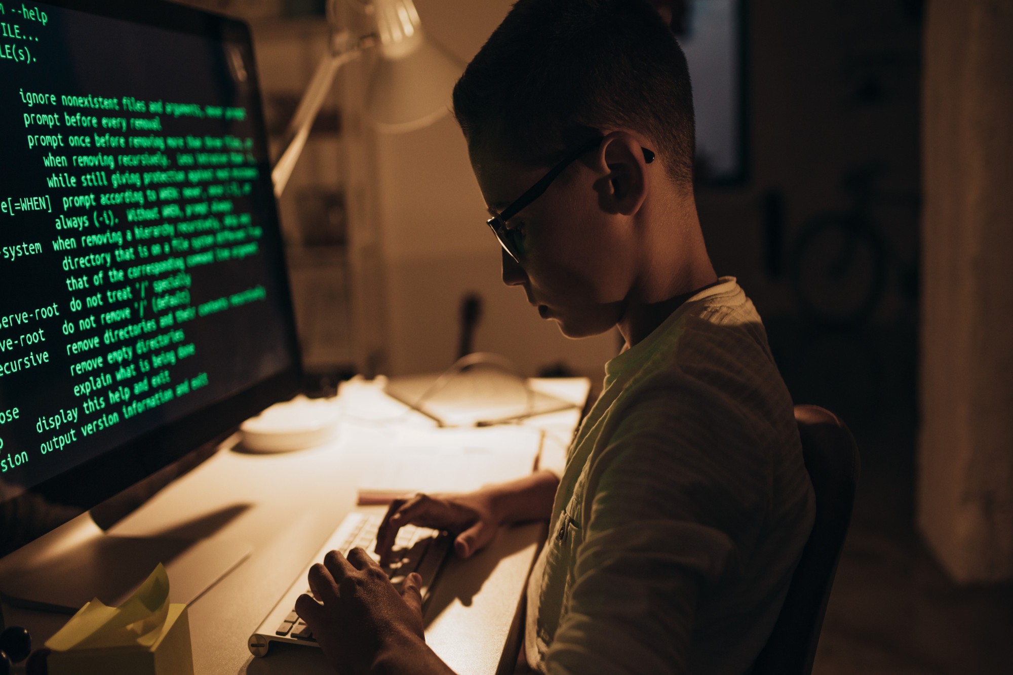 Jovem adulto jogando estratégia de videogame em casa, se